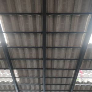 Telhado fixo, com estrutura de ferro galvanizado, coberto com telhas de concreto tégula