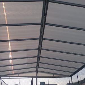 Telhado fixo, com estrutura metálica reforçada por treliças, e coberta com policarbonato alveolar branco!