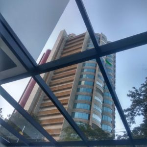 Telhado fixo, com estrutura reforçada em alumínio preto, coberto com vidro!
