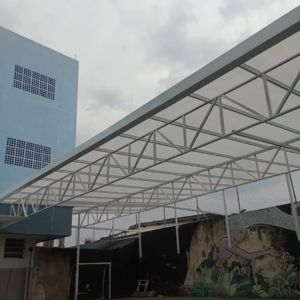 Telhado fixo, com estrutura reforçada por treliças metálicas, e coberta com policarbonato alveolar branco!