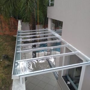 Telhado fixo, com toda estrutura em alumínio branco, coberto com policarbonato compacto cristal!