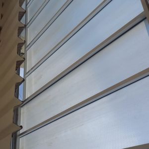 Telhado retrátil, com toda estrutura em alumínio branco, coberta com policarbonato alveolar cristal
