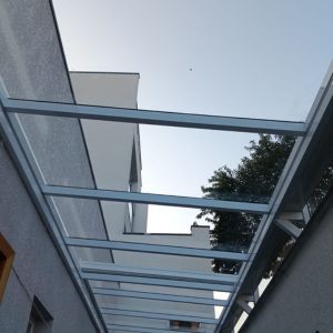 Telhado retrátil, com toda estrutura em alumínio branco, coberta com vidro incolor