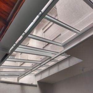 Telhado retrátil, com toda estrutura em alumínio branco, coberto com policarbonato compacto cristal