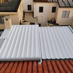 Telhado retrátil, com toda estrutura em alumínio branco, coberto com telhas termo-acústica!